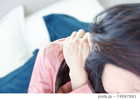 肩を痛がる女性 74097891