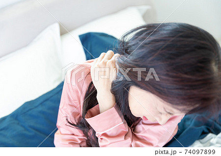 肩を痛がる女性 肩を痛がる女性 74097899