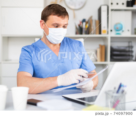 Physician explaining medical prescription Physician explaining medical prescription 74097900
