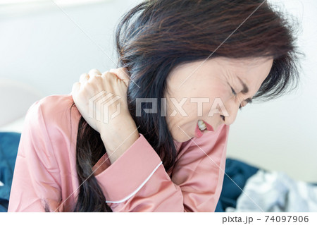 肩を痛がる女性 74097906