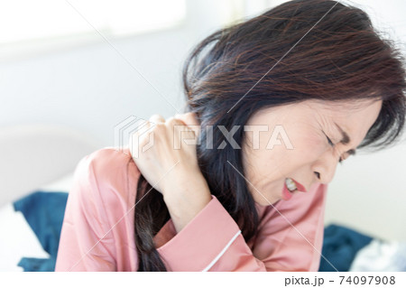 肩を痛がる女性 肩を痛がる女性 74097908