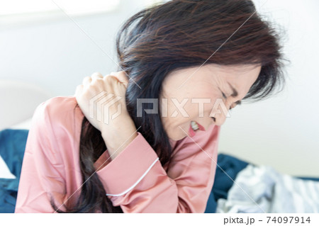 肩を痛がる女性 肩を痛がる女性 74097914