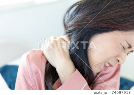 肩を痛がる女性 肩を痛がる女性 74097918