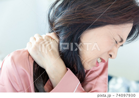 肩を痛がる女性 肩を痛がる女性 74097930