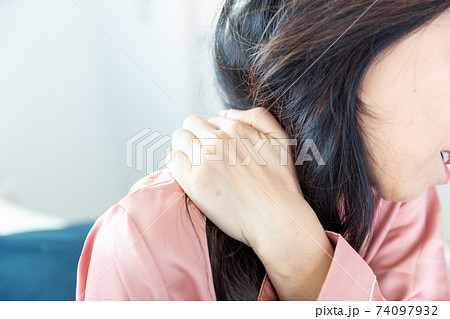 肩を痛がる女性 肩を痛がる女性 74097932