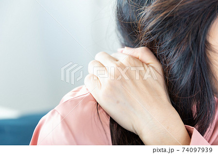 肩を痛がる女性 肩を痛がる女性 74097939