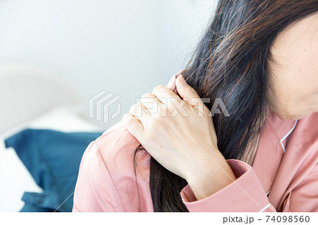 肩を痛がる女性 肩を痛がる女性 74098560