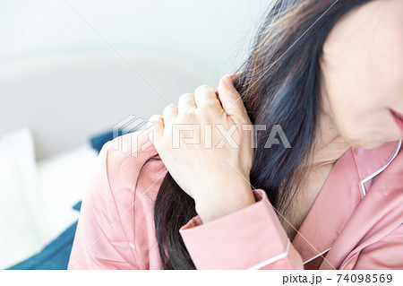 肩を痛がる女性 肩を痛がる女性 74098569