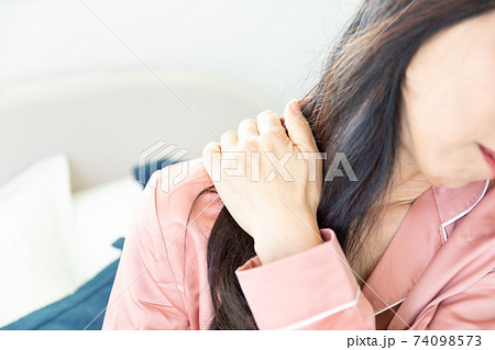 肩を痛がる女性 74098573