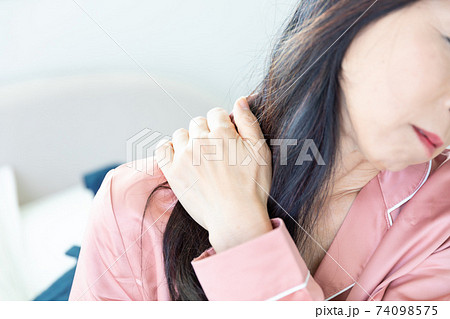 肩を痛がる女性 肩を痛がる女性 74098575