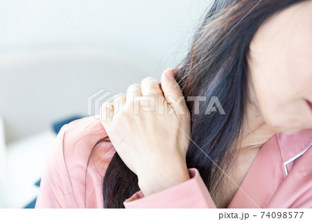 肩を痛がる女性 肩を痛がる女性 74098577