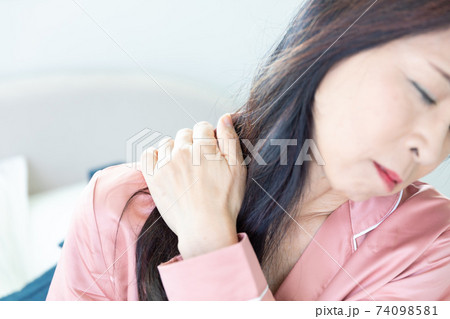 肩を痛がる女性 74098581