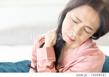 肩を痛がる女性 肩を痛がる女性 74098587