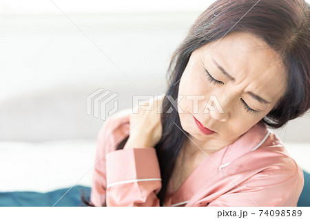 肩を痛がる女性 74098589