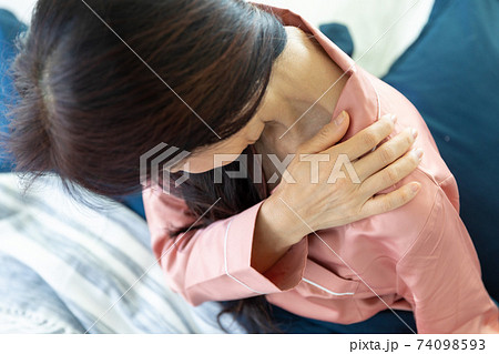 肩を痛がる女性 肩を痛がる女性 74098593