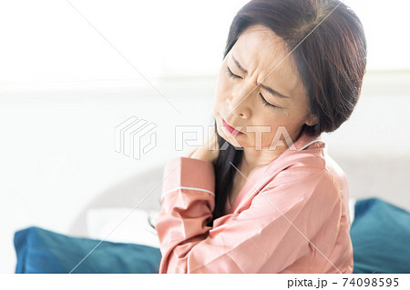 肩を痛がる女性 74098595