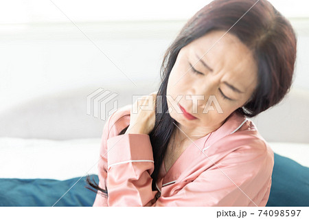 肩を痛がる女性 肩を痛がる女性 74098597