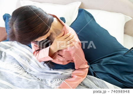 肩を痛がる女性 74098948