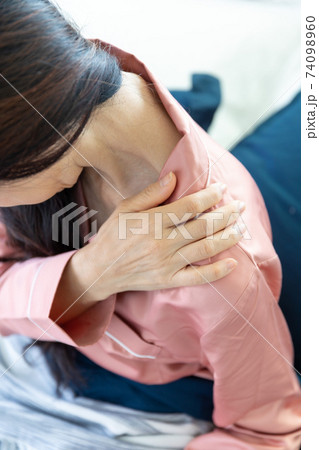 肩を痛がる女性 肩を痛がる女性 74098960