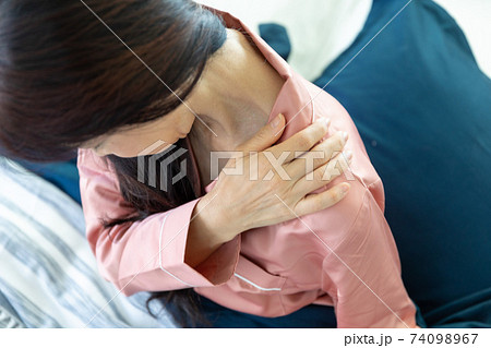 肩を痛がる女性 74098967