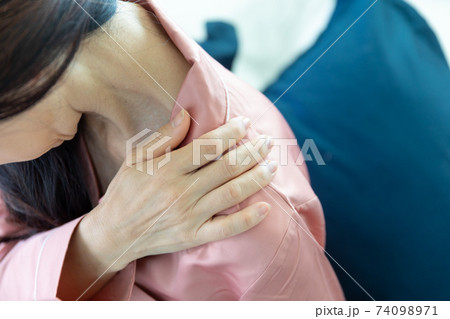 肩を痛がる女性 肩を痛がる女性 74098971