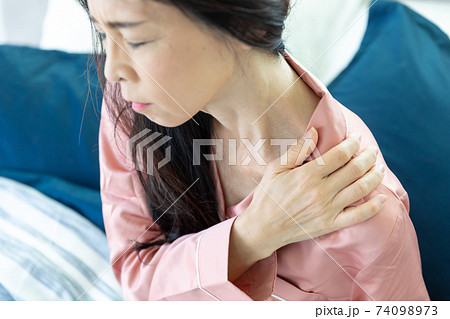 肩を痛がる女性 74098973