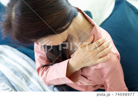 肩を痛がる女性 肩を痛がる女性 74098977