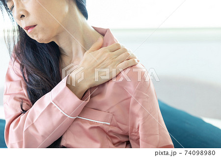 肩を痛がる女性 肩を痛がる女性 74098980