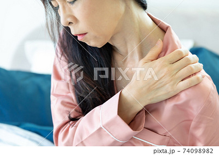 肩を痛がる女性 74098982