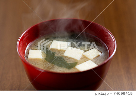 味噌汁 豆腐とワカメの味噌汁 豆腐とわかめの味噌汁の写真素材