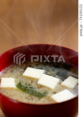 味噌汁 豆腐とワカメの味噌汁 豆腐とわかめの味噌汁 味噌汁 豆腐とワカメの味噌汁 豆腐とわかめの味噌汁 74100132
