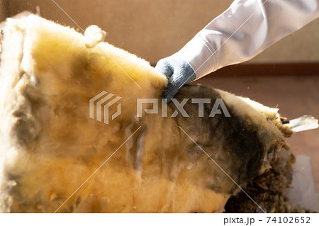 建築　リフォーム素材　築40年住宅　劣化したグラスウール　実例 74102652