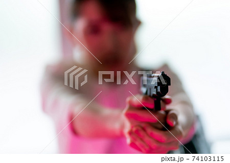 銃を構える女性 74103115