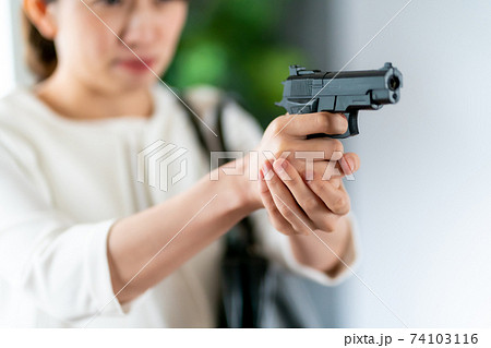 銃を構える女性私服警官 74103116