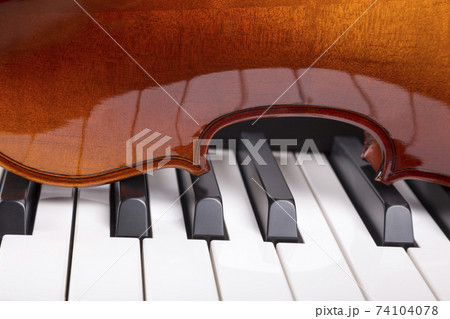 Piano keys are reflected in the violin fragment 74104078