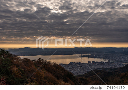 大津市街と琵琶湖に射す天使の梯子 74104130