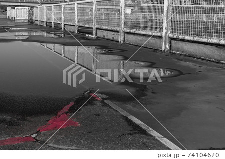 フェンスと水溜り 74104620
