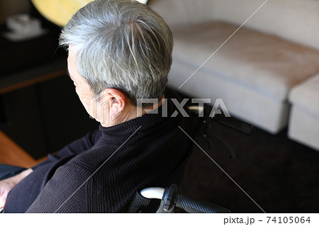 一人暮らしの高齢者（シニア）の男性 74105064