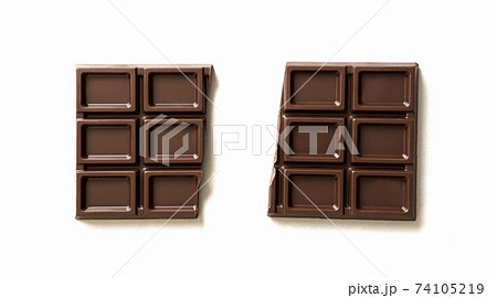 割れた板チョコ。チョコレート、ショコラ、カカオ、バレンタイン、スイーツ、失恋など 74105219