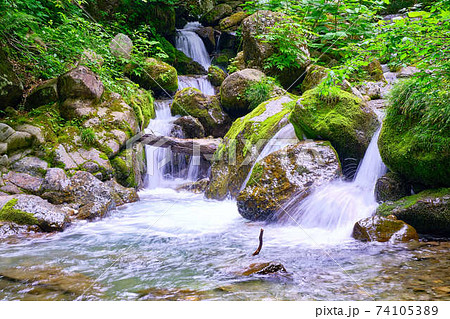 6月下旬福島県喜多方国道121号大峠トンネル前の滝 6月下旬福島県喜多方国道121号大峠トンネル前の滝 74105389
