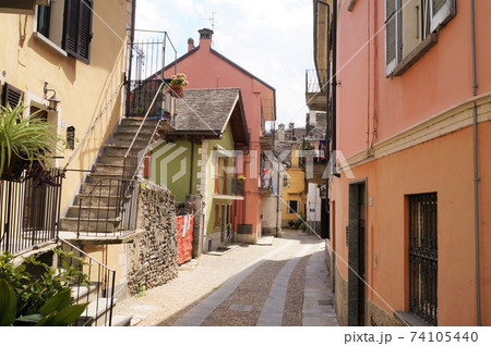 ドモドッソラ旧市街の町並み(イタリア) ドモドッソラ旧市街の町並み(イタリア) 74105440