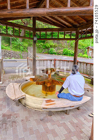 6月下旬那須塩原市塩原温泉街にある足湯 74105529