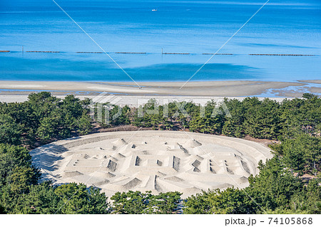 象ヶ鼻岩銭形展望台から銭形砂絵を望む 象ヶ鼻岩銭形展望台から銭形砂絵を望む 74105868