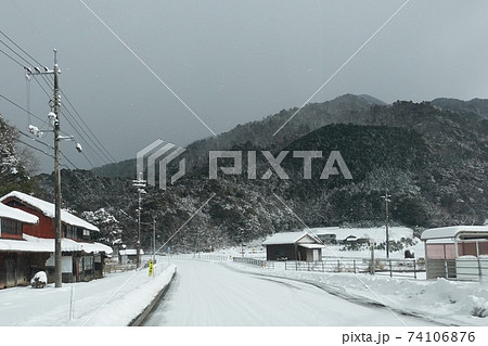 寒波襲来雪の雲雀峠長い下り坂萩市に向けてタイヤチェーンで走る 74106876