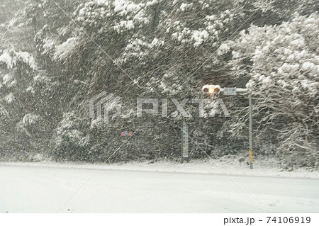 寒波襲来吹雪の角力場交差点　雲雀峠萩市に向けてタイヤチェーンで走る 74106919