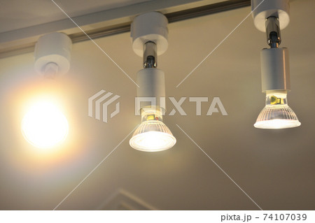 ライティングレールについたダウンライト 74107039