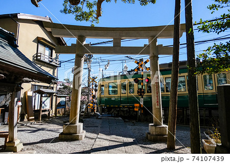 神奈川県鎌倉市 御霊神社(権五郎神社)と江ノ電 神奈川県鎌倉市 御霊神社(権五郎神社)と江ノ電 74107439