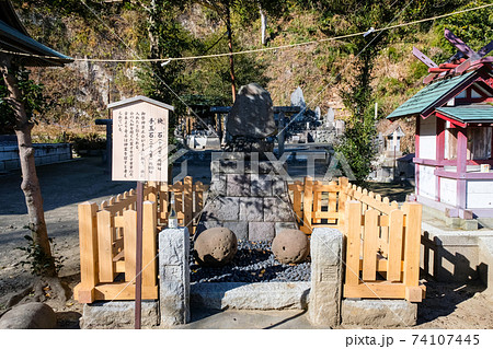 神奈川県鎌倉市 御霊神社(権五郎神社) 袂石・手玉石 神奈川県鎌倉市 御霊神社(権五郎神社) 袂石・手玉石 74107445