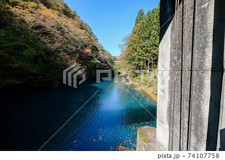 群馬県　秋　四万温泉　桃太郎の滝のあるダム湖 74107758