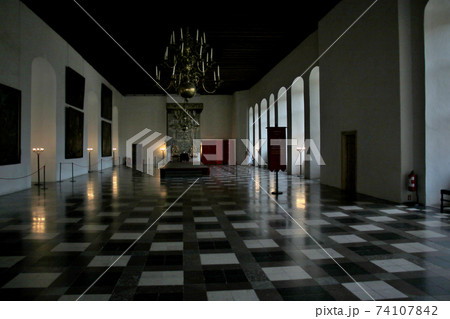 クロンボー城 デンマーク コペンハーゲン郊外に建つ 世界文化遺産の名城 その内部の広間 クロンボー城 デンマーク コペンハーゲン郊外に建つ 世界文化遺産の名城 その内部の広間 74107842